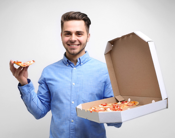 Jeune homme beau avec pizza   - Photo, image