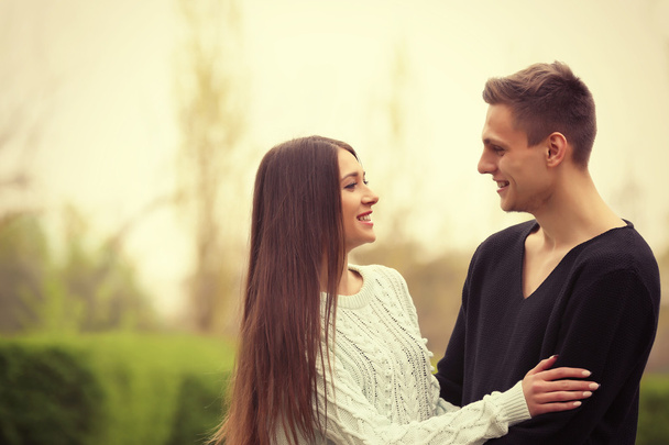 Couple aimant souriant dans le parc
 - Photo, image