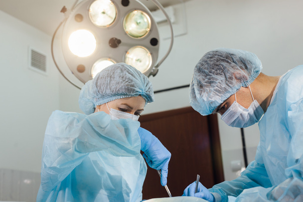Kirurgit tiimi yhteistyössä potilaan seuranta leikkaussalissa
. - Valokuva, kuva