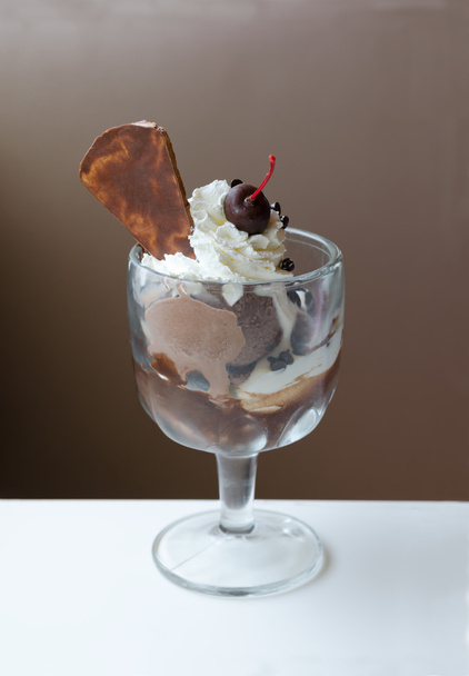 Chocolade-ijs met chocolade crunches en wafer - Foto, afbeelding