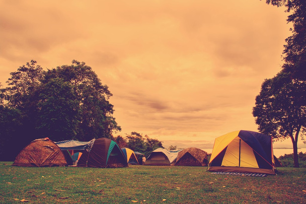 Tente Camp touristique dans une montagne, vue sur le moning
 - Photo, image