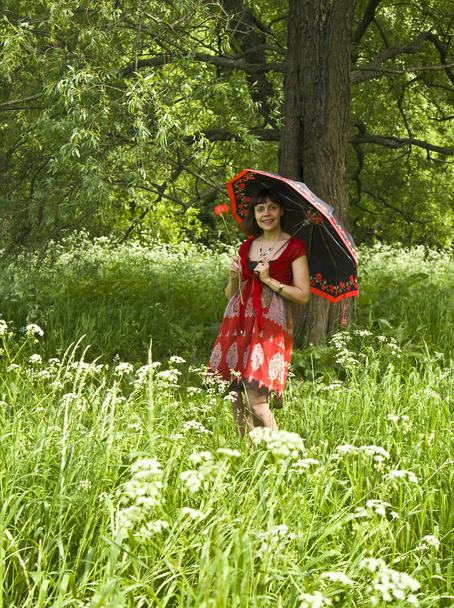 Mujer joven con paraguas negro
 - Foto, Imagen
