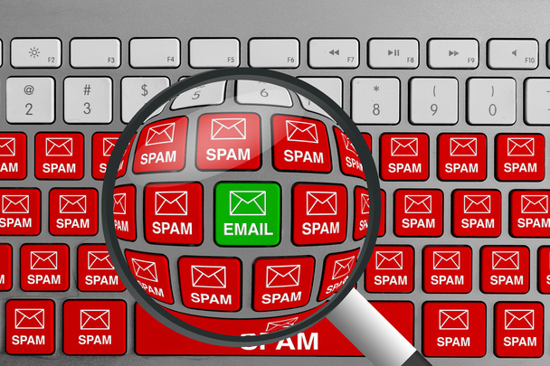 Teclado de ordenador con un solo botón de correo electrónico verde rodeado de botones de correo electrónico spam rojo - Foto, imagen