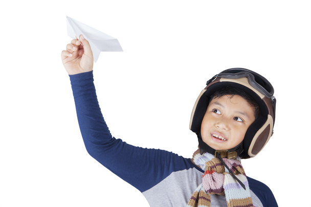 Niño sostiene un avión de papel
 - Foto, Imagen