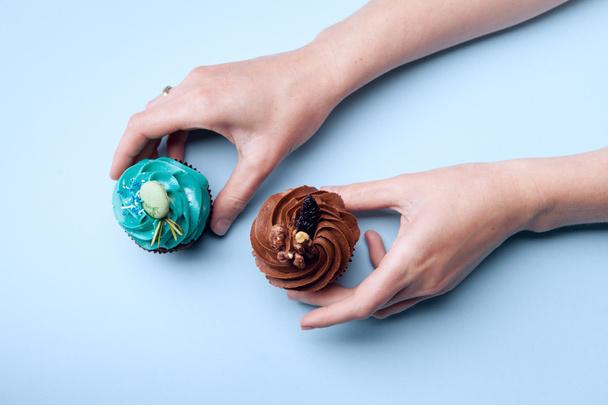 delicious cupcakes in hands - Fotoğraf, Görsel