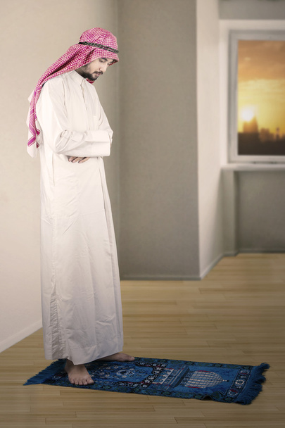 Middle eastern man praying at home - Zdjęcie, obraz