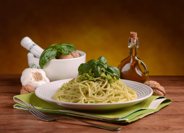 spagetti pesto szósszal - Fotó, kép