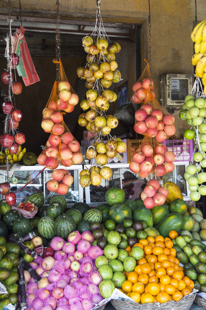 Различные фрукты на рынке
 - Фото, изображение