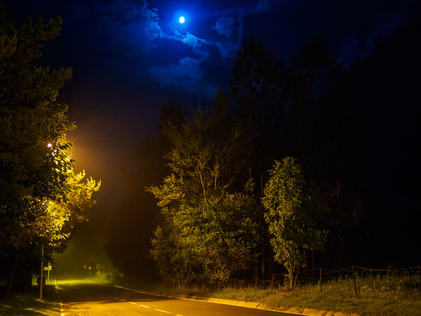 Нічна гора з граткою легка місячна дорога
 - Фото, зображення