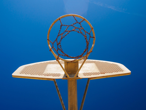 Basketball-Backboard am sonnigen himmelblauen Tag am Strand - Foto, Bild