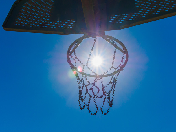 pallacanestro backboard su cielo soleggiato giornata blu sulla spiaggia
 - Foto, immagini