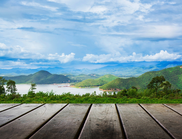 Ξύλινες σανίδες δαπέδου με θέα στο βουνό ομορφιά φύση φόντο  - Φωτογραφία, εικόνα