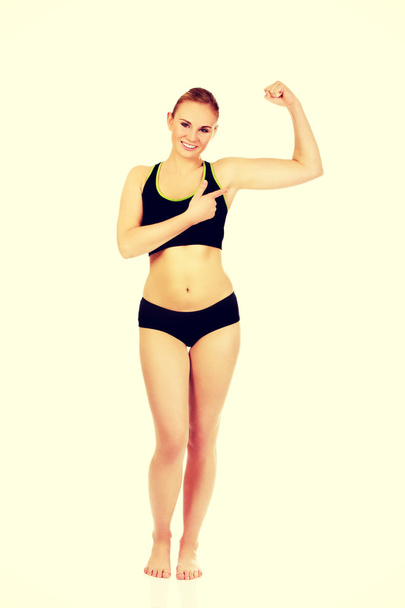 若い運動女性示す筋肉 - 写真・画像