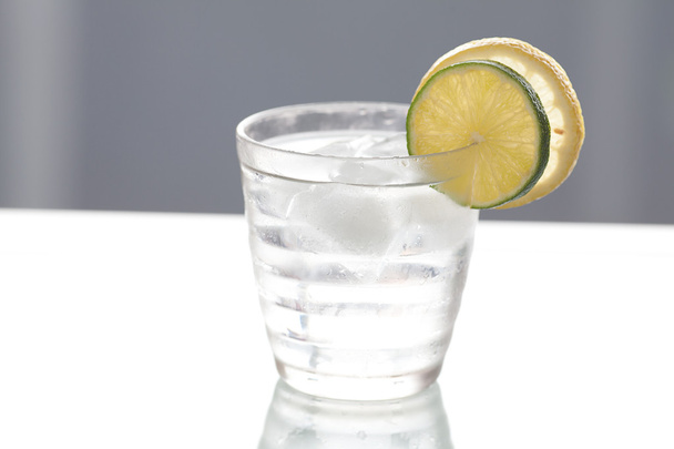 Water with lemon and lime in a glass with ice - Φωτογραφία, εικόνα