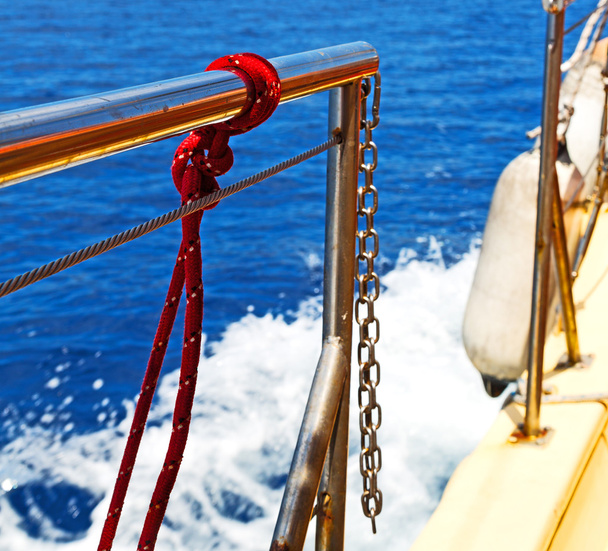 cuerda de seguridad y metal en el skay azul aocean mar mediterráneo
 - Foto, Imagen