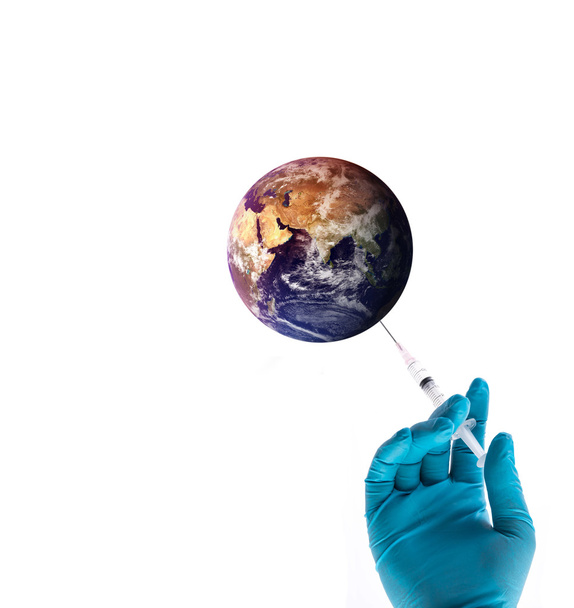 Χέρι σε μπλε γάντι κρατώντας σύριγγα, να εμβολιάσει στον κόσμο, ασφαλείς στην παγκόσμια έννοια, στοιχεία αυτής της εικόνας επιπλωμένα από τη Nasa - Φωτογραφία, εικόνα