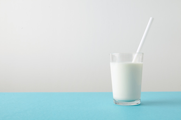 glass with fresh organic milk  - Φωτογραφία, εικόνα