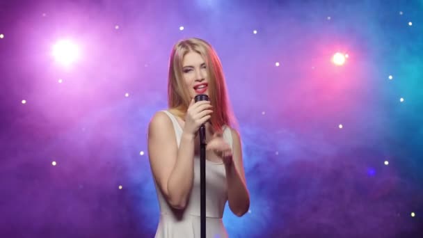 Lány énekel retro mikrofon Strobe világítás és füst hatása - Felvétel, videó