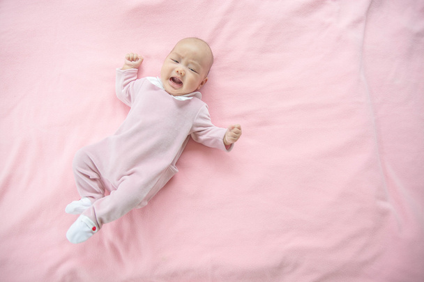 Crying baby girl on pink background - Fotoğraf, Görsel