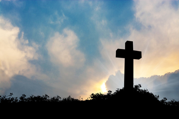 Silhouet van het Kruis op zonsondergang achtergrond. - Foto, afbeelding