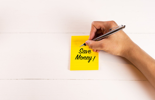 Geld sparen mit Handschrift an Holzwand - Foto, Bild