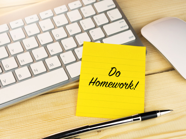 Делайте домашнюю работу на липкой ноте на столе
 - Фото, изображение