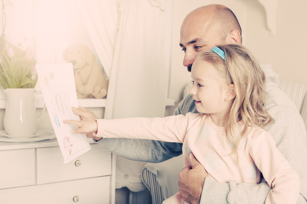Aranyos szőke lány ad az apja egy rajz, apák napja koncepció - Fotó, kép