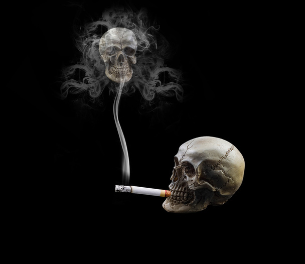 Людський череп курить сигарету на чорному тлі
. - Фото, зображення