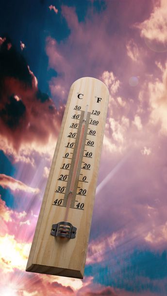 Termómetro de madera en el cielo, Clima caliente
 - Foto, Imagen