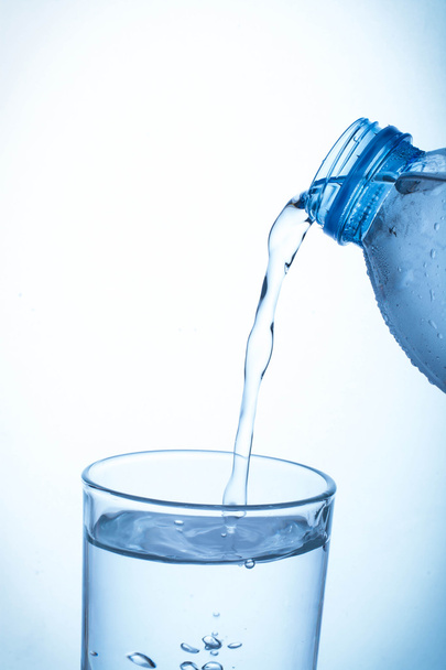 Verter agua de la botella en un vaso - Foto, imagen