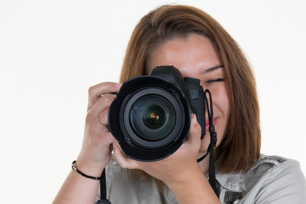 Fotografo femminile con una fotocamera professionale isolato su bianco
 - Foto, immagini