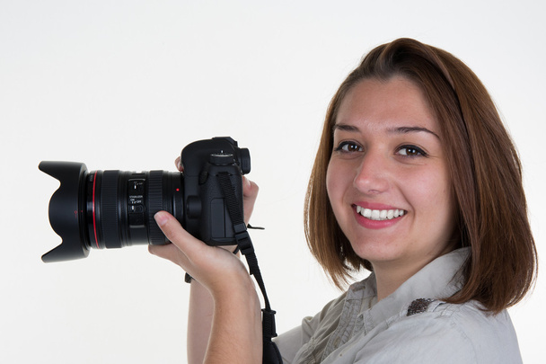 Fiatal kaukázusi nő professzionális kamerával a kezében - Fotó, kép