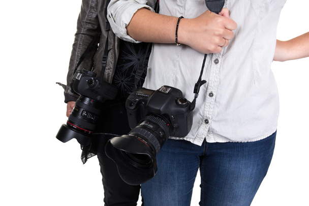 Fotógrafos sosteniendo la cámara aislada sobre fondo blanco
 - Foto, Imagen
