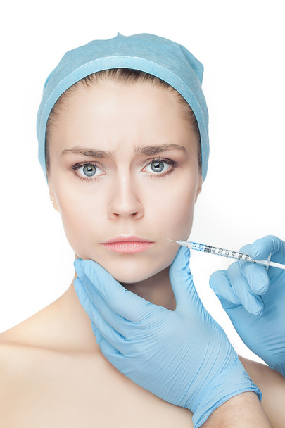 Donna attraente in chirurgia plastica con siringa in faccia
 - Foto, immagini