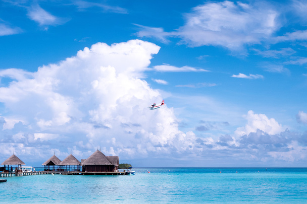 strand vízibungalókkal Maldív-szigeteken. - Fotó, kép