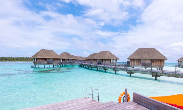 spiaggia con bungalow acquatici alle Maldive. - Foto, immagini