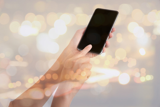 kadın el telefon tablet ve gece tutarak çift pozlama - Fotoğraf, Görsel