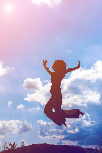 Силуэт красивой девушки, прыгающей
  - Фото, изображение