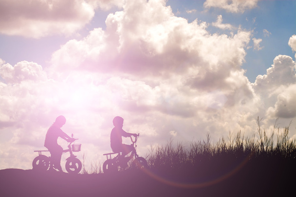 két kisfiú bicikli sziluett - Fotó, kép