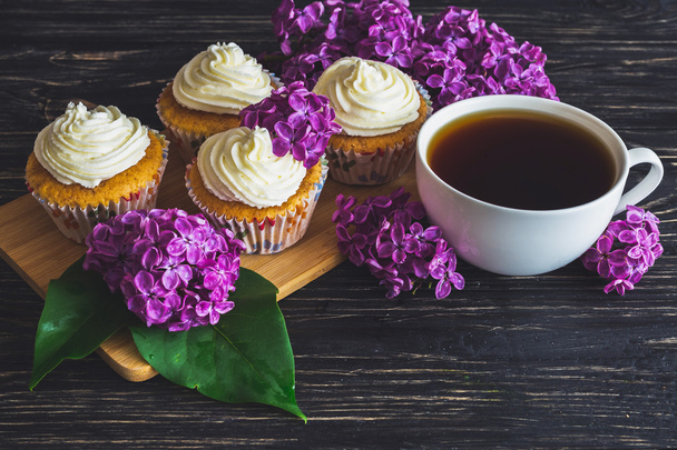 Cupcakes with cream, coffee and flowers - Φωτογραφία, εικόνα