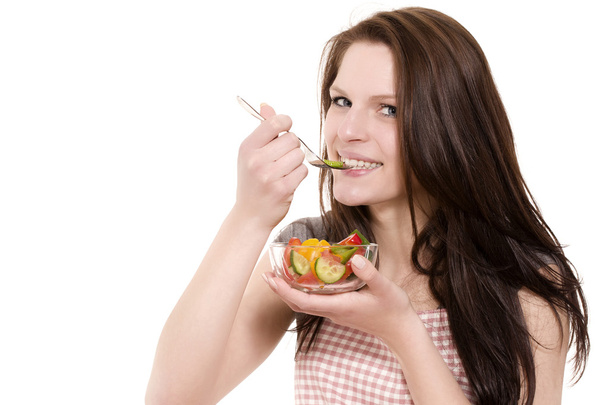 Nuori nainen syö salaattia - Valokuva, kuva