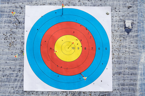Primer plano en el tablero de tiro con arco al aire libre con flecha en la diana
 - Foto, imagen