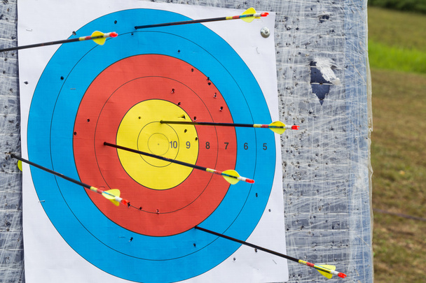 Primer plano en el tablero de tiro con arco al aire libre con flechas
 - Foto, imagen