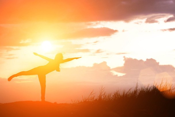 Silueta de Yoga al aire libre sobre la naturaleza
 - Foto, imagen
