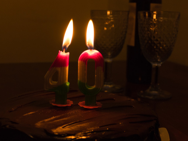 chocloate の誕生日のケーキの上の 40 のキャンドル - 写真・画像