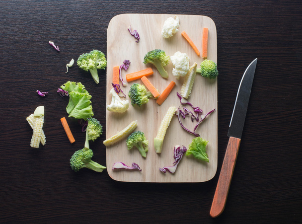 Le verdure miste hanno carote, broccoli, cavolfiore, cavolo viola, lattuga sui taglieri con coltello - concetto di cibo pulito
 - Foto, immagini