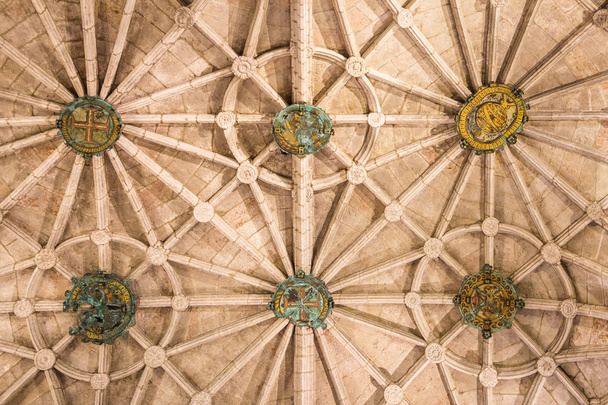Decke des Hieronymus-Klosters, ein beliebter Ort für Touristen - Foto, Bild