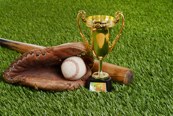 closeup baseball trophy with bat ball and glove - Zdjęcie, obraz