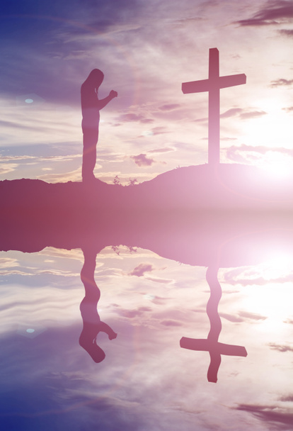 Frau betet mit Kreuzsilhouette, Gotteskonzept - Foto, Bild