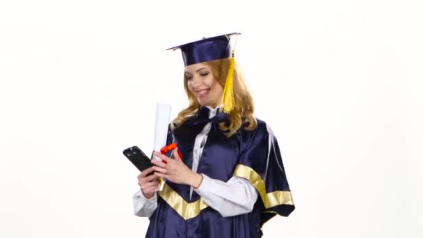 Selfe foto met diploma. Afgestudeerde. Witte - Video